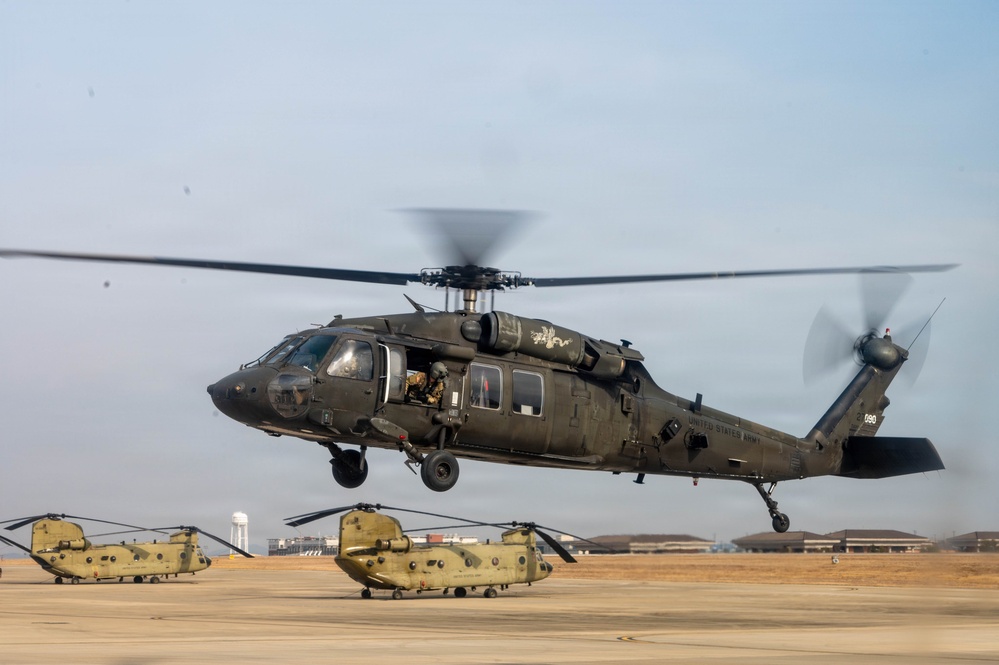 3-2 GSAB Conducts Sling Load Operations in Support of Engineers During Freedom Shield