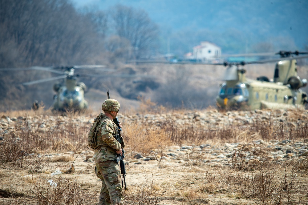 3-2 GSAB Conducts Sling Load Operations in Support of Engineers During Freedom Shield
