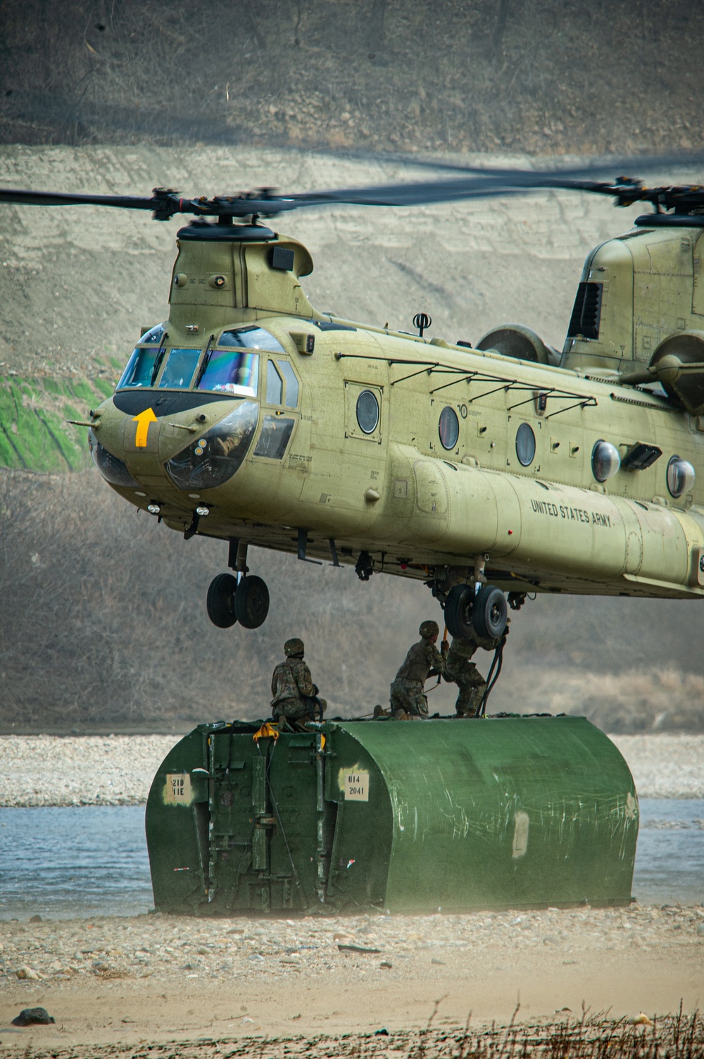 3-2 GSAB Conducts Sling Load Operations in Support of Engineers During Freedom Shield