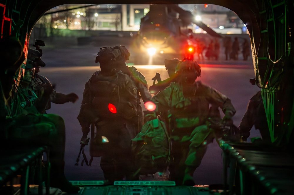 2nd Combat Aviation Brigade Conducts Combined Air Assault Training