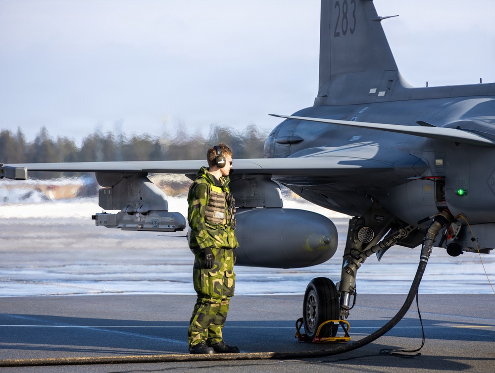 CORE26 | Swedish, U.S. Forces Join Together to Fuel Aircraft in the Arctic
