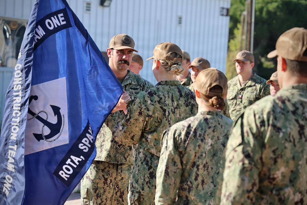 UCT One Transfers Mission from Dive Detachment Bravo to Charlie