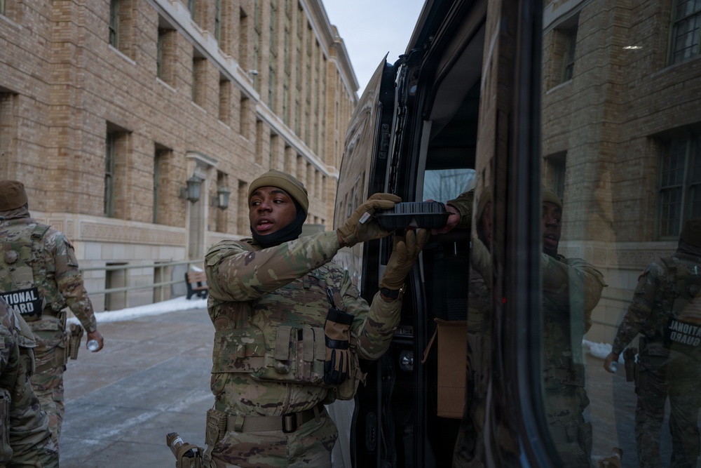 Joint Task Force Magnolia Soldiers receive food in Washington, D.C.