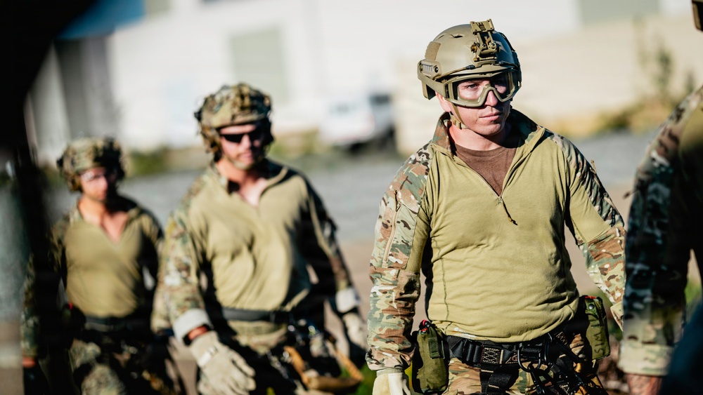 EOD Technicians Practice Daytime Rappelling Techniques