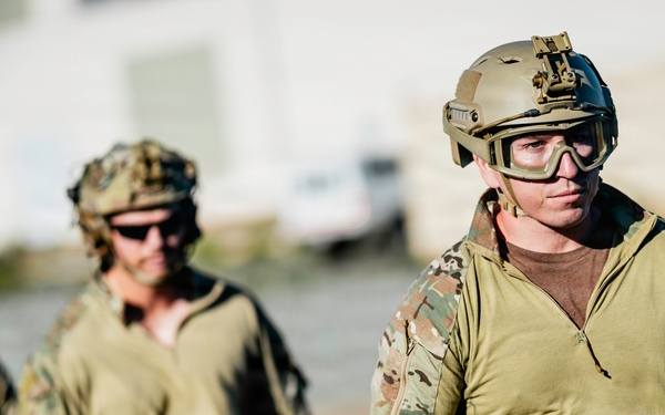 EOD Technicians Practice Daytime Rappelling Techniques