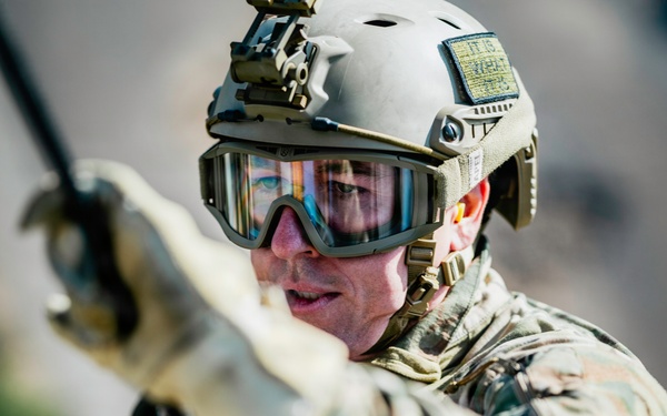 EOD Technicians Practice Daytime Rappelling Techniques