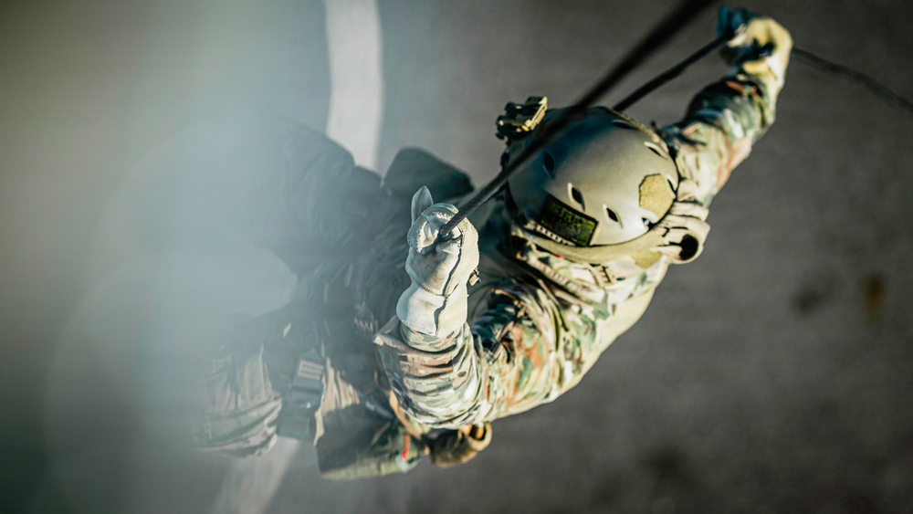 EOD Technicians Practice Daytime Rappelling Techniques