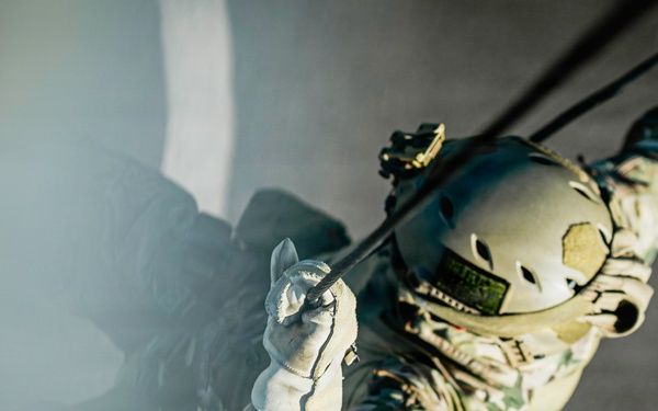 EOD Technicians Practice Daytime Rappelling Techniques