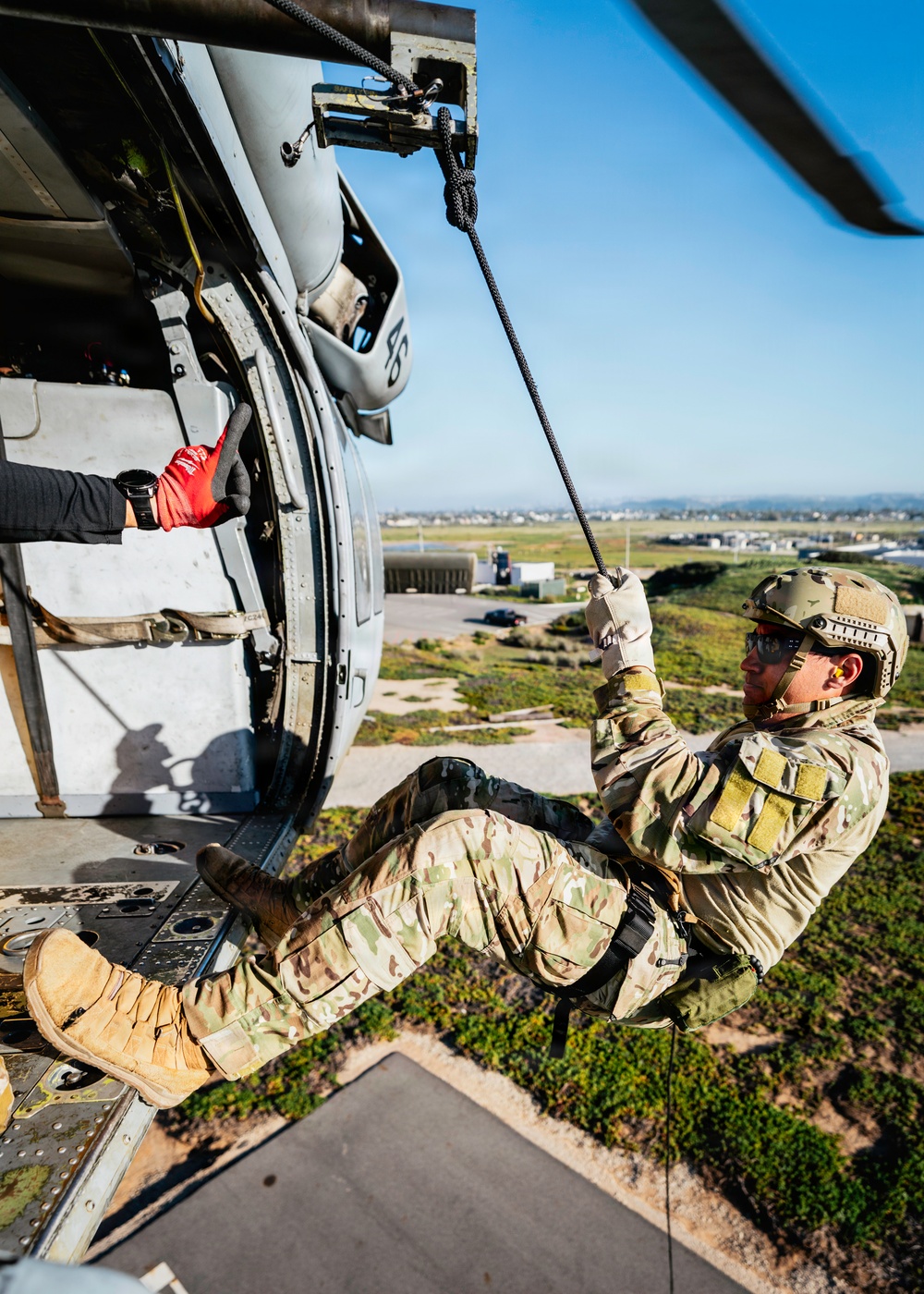 EOD Technicians Practice Daytime Rappelling Techniques