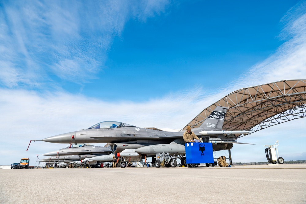 Crew Chiefs Conduct F-16 Maintenance Ahead of Winter Weather at McEntire JNGB
