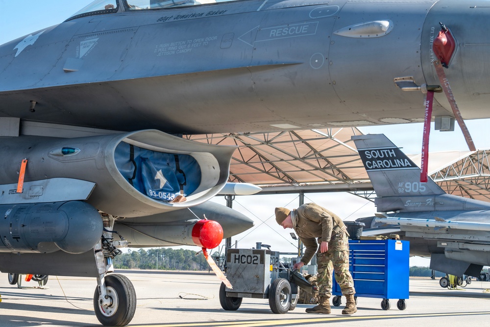 Crew Chiefs Conduct F-16 Maintenance Ahead of Winter Weather at McEntire JNGB
