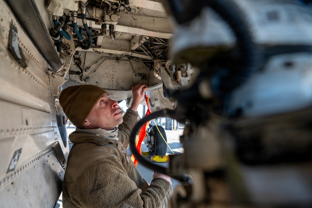 Crew Chiefs Conduct F-16 Maintenance Ahead of Winter Weather at McEntire JNGB