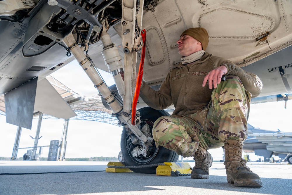 Crew Chiefs Conduct F-16 Maintenance Ahead of Winter Weather at McEntire JNGB