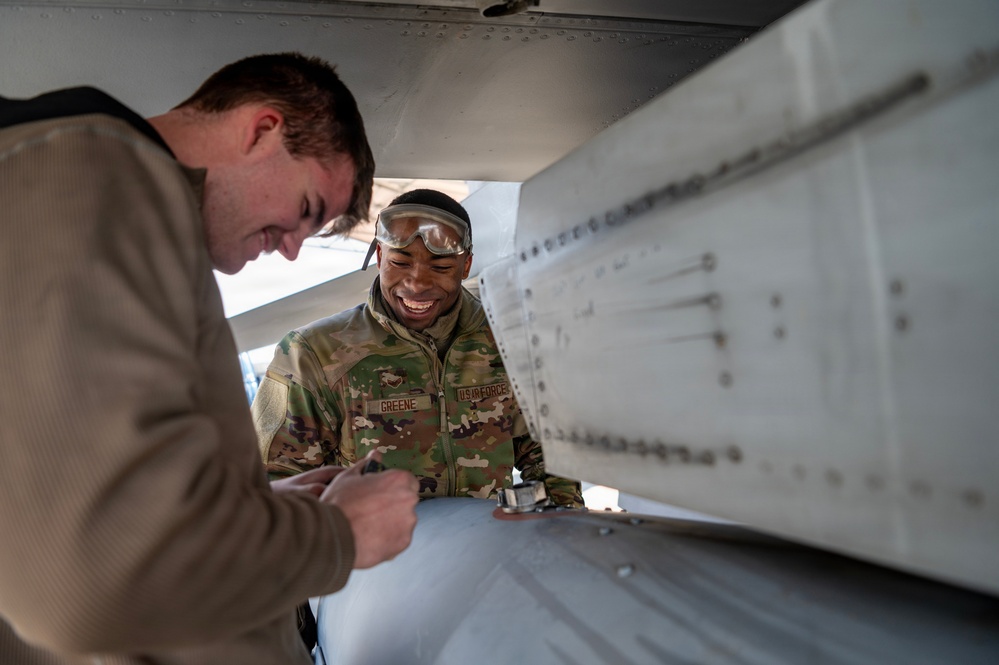 Crew Chiefs Conduct F-16 Maintenance Ahead of Winter Weather at McEntire JNGB