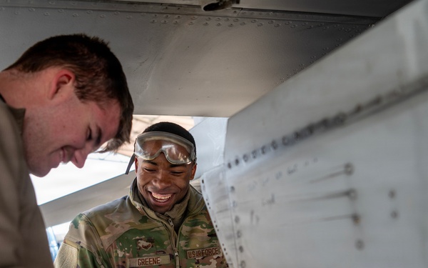 Crew Chiefs Conduct F-16 Maintenance Ahead of Winter Weather at McEntire JNGB