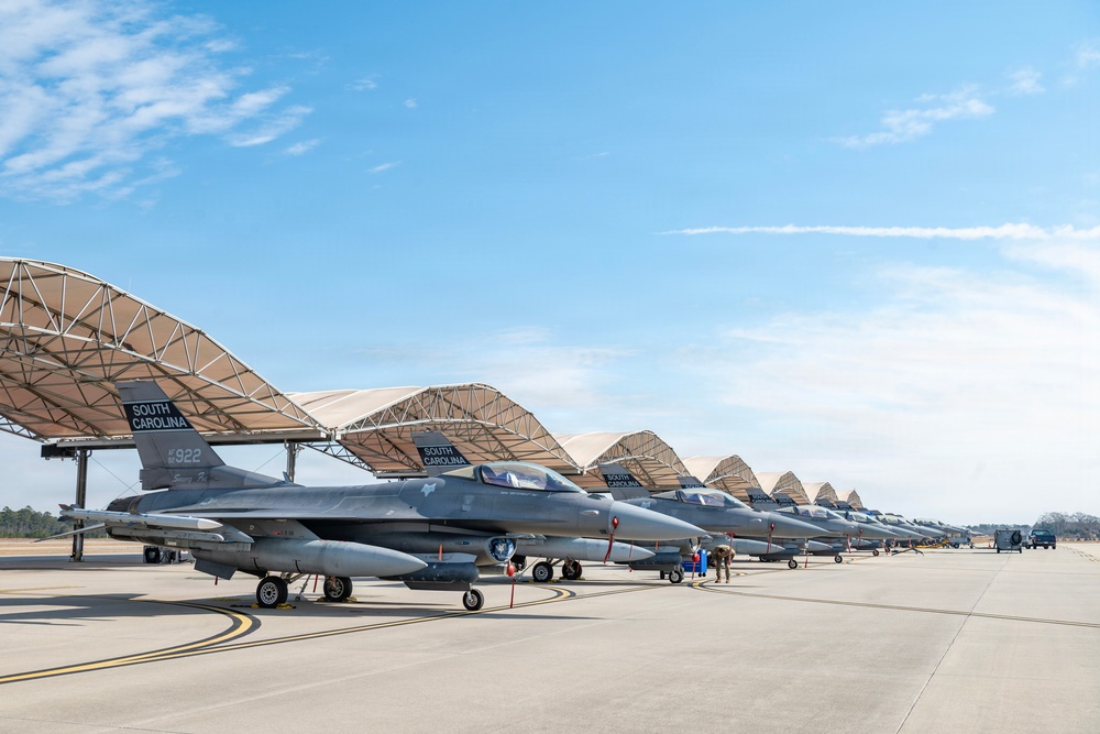 Crew Chiefs Conduct F-16 Maintenance Ahead of Winter Weather at McEntire JNGB