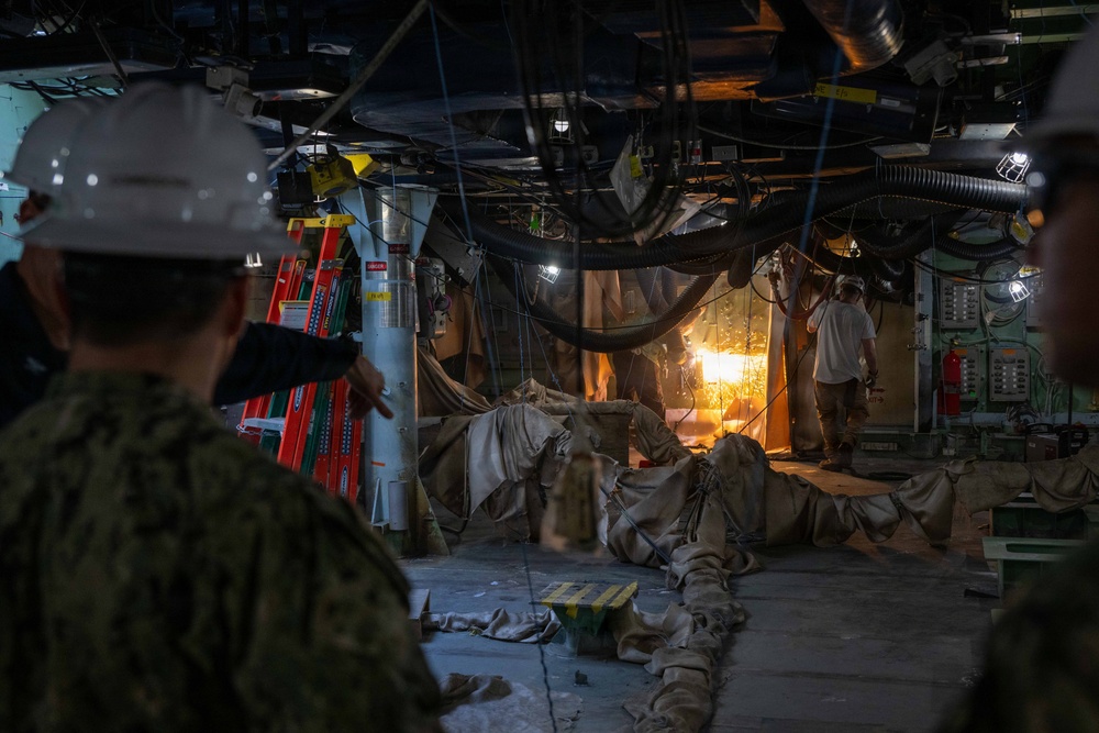 USS America (LHA 6) Hosts Amphibious Squadron 5 Commander