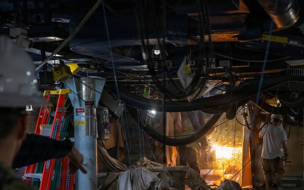 USS America (LHA 6) Hosts Amphibious Squadron 5 Commander