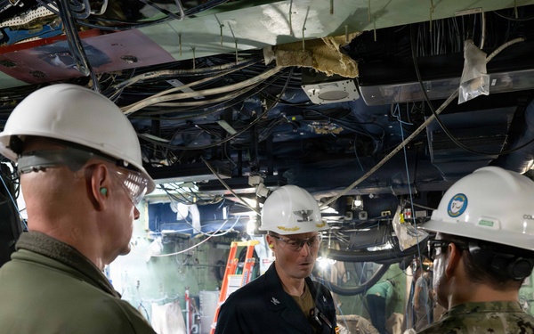 USS America (LHA 6) Hosts Amphibious Squadron 5 Commander