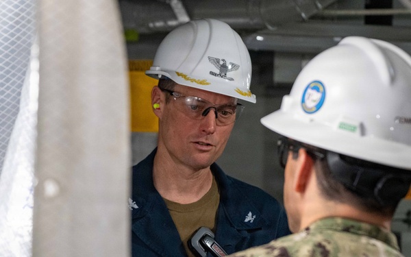 USS America (LHA 6) Hosts Amphibious Squadron 5 Commander