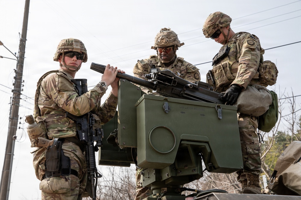 Soldiers secure MK-19 to vehicle