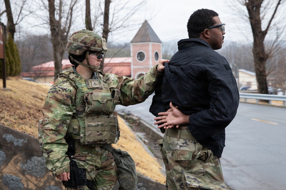 MP Soldier secures simulated detainee