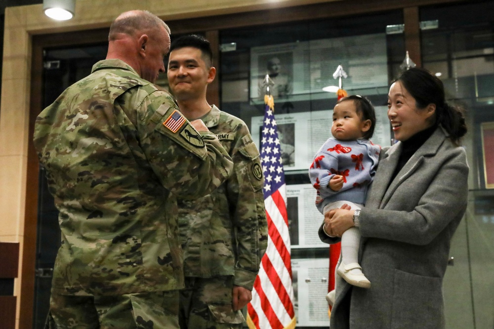 Lt. Gen. Robert D. Harter Promotes Soldiers