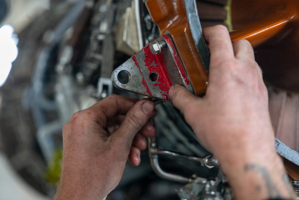 HMH-466 replace engine on CH-53E Super Stallion