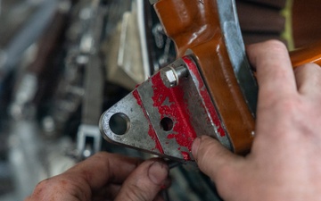 HMH-466 replaces engine on CH-53E Super Stallion