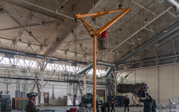 HMH-466 replace engine on CH-53E Super Stallion