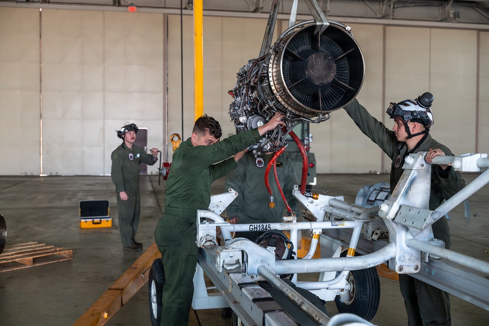 HMH-466 replace engine on CH-53E Super Stallion
