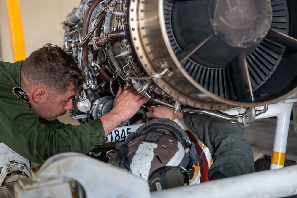 HMH-466 replaces engine on CH-53E Super Stallion