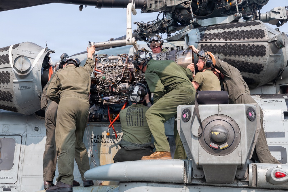 HMH-466 replace engine on CH-53E Super Stallion