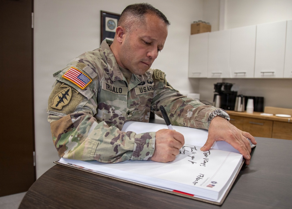 U.S. Army Deputy Commanding General of U.S. Special Operations Command Europe visits V Corps Headquarters.