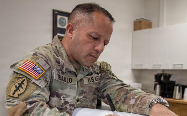 U.S. Army Deputy Commanding General of U.S. Special Operations Command Europe visits V Corps Headquarters.