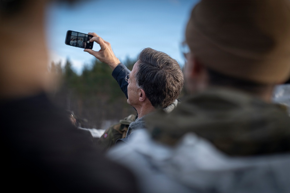 Mark Rutte thanks U.S. Marines at NATO military drill