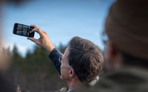 Mark Rutte thanks U.S. Marines at NATO military drill