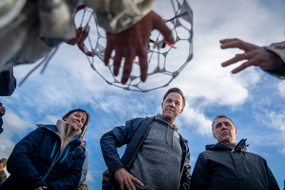 Mark Rutte thanks U.S. Marines at NATO military drill