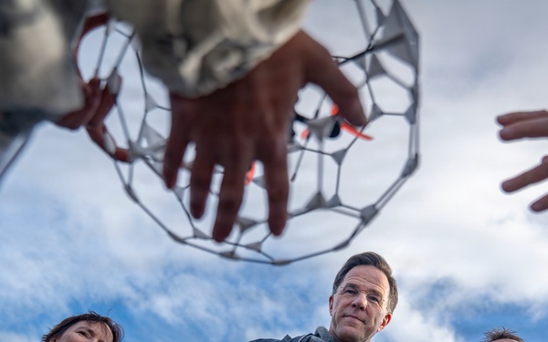 Mark Rutte thanks U.S. Marines at NATO military drill