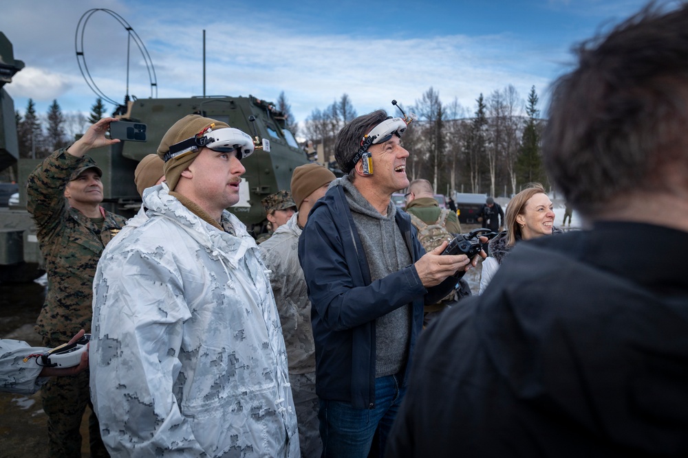 Mark Rutte thanks U.S. Marines at NATO military drill