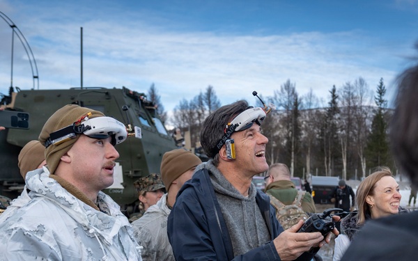 Mark Rutte thanks U.S. Marines at NATO military drill