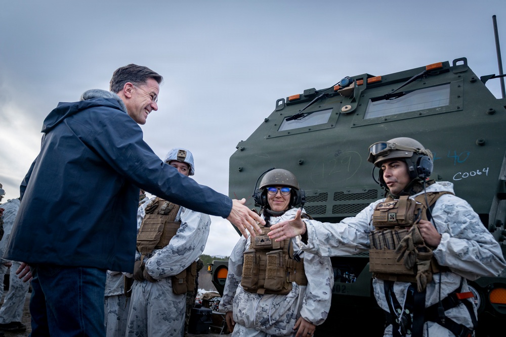 Mark Rutte thanks U.S. Marines at NATO military drill