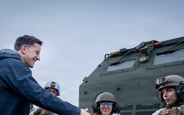 Mark Rutte thanks U.S. Marines at NATO military drill