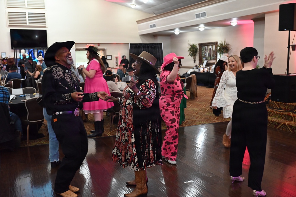 Wild West tumbles into Fort Hood