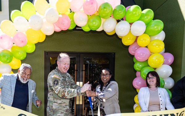 Fort Lee Exchange hosts Panera Bread grand opening