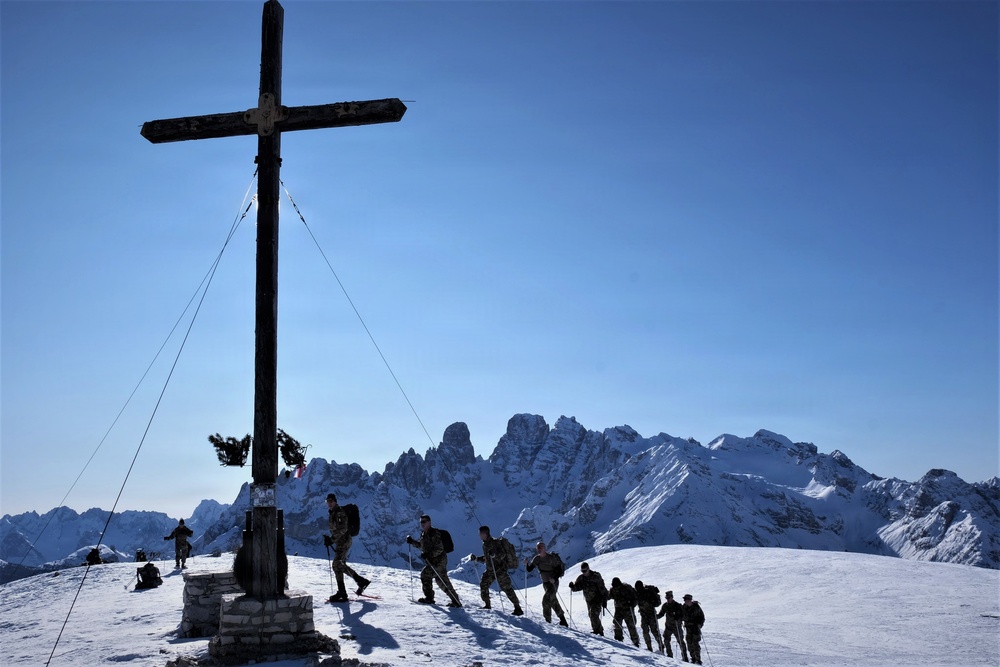 2500th DLD Soldiers summit Monte Specie during training with Italy´s 6th Alpine Regiment