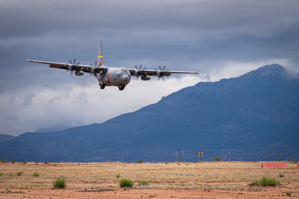Mobility aircrews train with advanced tactics in Arizona