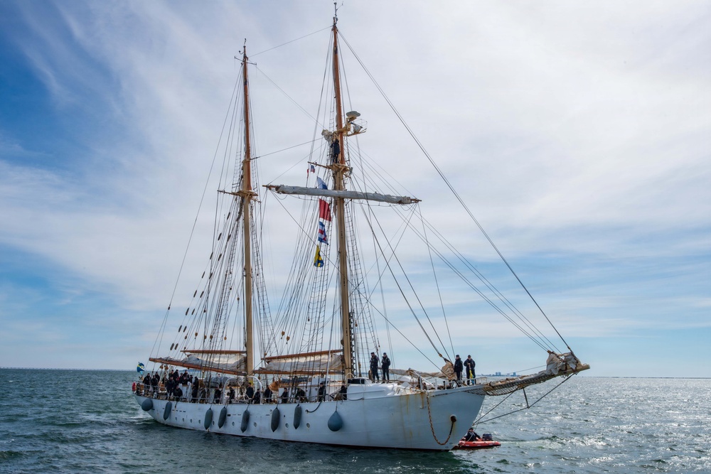 HMS Gladan Visits NAS Pensacola