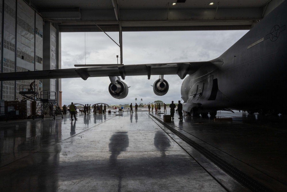 Eleventh Air Force command chief observes a C-17 Globemaster III maintenance rodeo