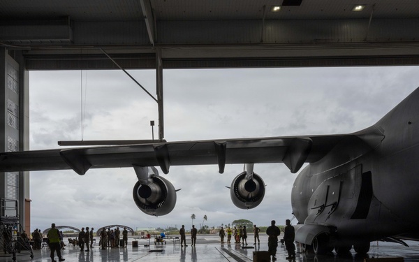 Eleventh Air Force command chief observes a C-17 Globemaster III maintenance rodeo